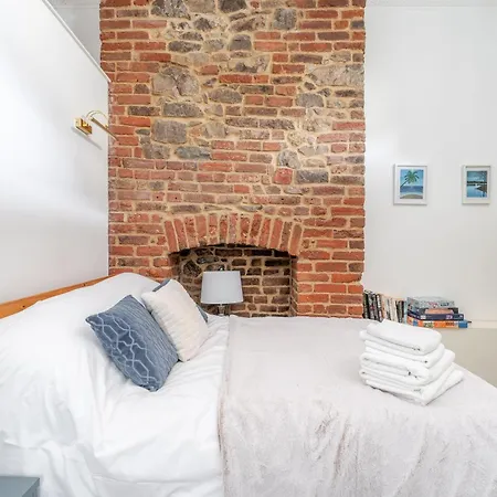 Beautiful 1 Bedroom In Clifton, *